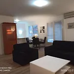 Urban Four Apartment, Private Parking *