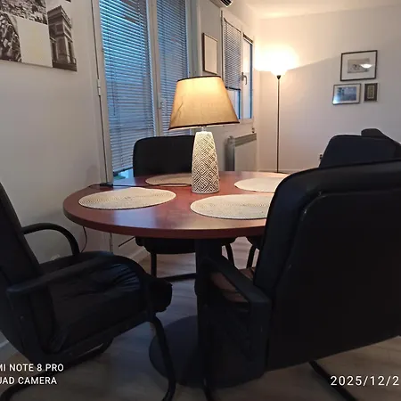 Urban Four Apartment, Private Parking Appartamento *