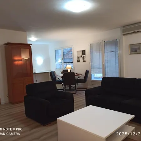 Urban Four Apartment, Private Parking *